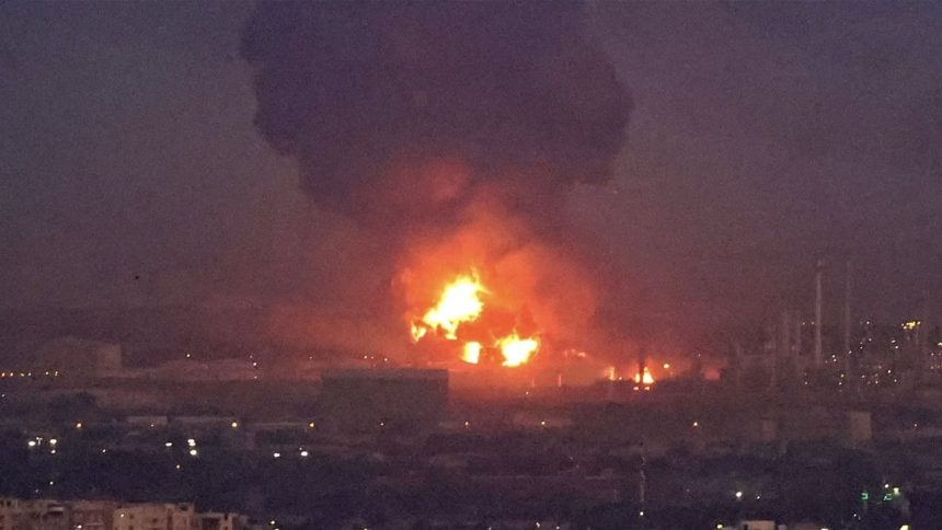 الجيش الكويتي: إخماد حريق بمصفاة ميناء الأحمدي بعد هجمات بمسيرات