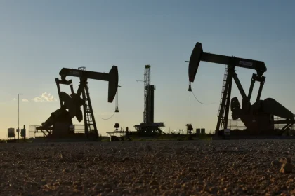 العقود الآجلة للخام الأميركي ترتفع 3 دولارات بعد إعلان واشنطن إرسال قوات إضافية للشرق الأوسط
