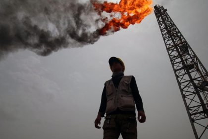 النفط يرتفع 4 دولارات للبرميل بعد إعلان العراق حالة القوة القاهرة بالحقول التي تعمل بها شركات أجنبية