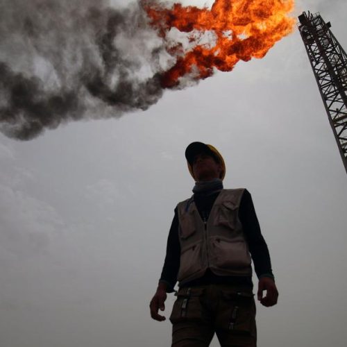 النفط يرتفع 4 دولارات للبرميل بعد إعلان العراق حالة القوة القاهرة بالحقول التي تعمل بها شركات أجنبية