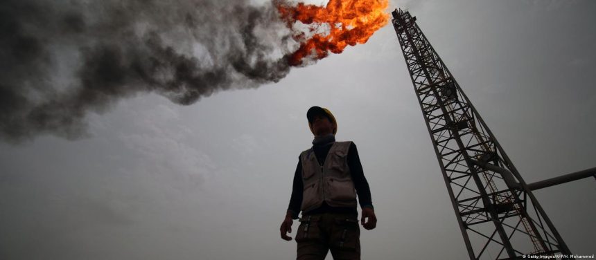 النفط يرتفع 4 دولارات للبرميل بعد إعلان العراق حالة القوة القاهرة بالحقول التي تعمل بها شركات أجنبية