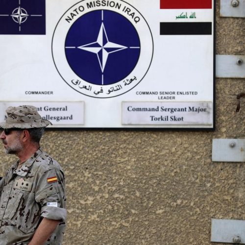 بلومبرغ: القواعد التي تخليها بعثات "الناتو" في العراق تعرضت لهجمات بطائرات مسيرة وصواريخ