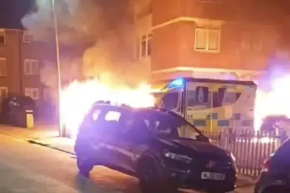 مجهولون يشعلون النار في سيارات إسعاف تابعة لمنظمة يهودية بلندن