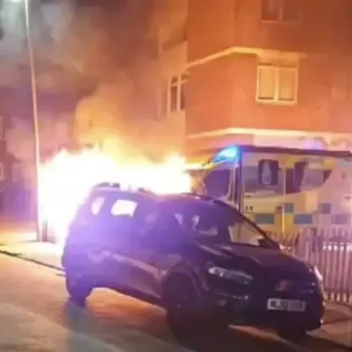 مجهولون يشعلون النار في سيارات إسعاف تابعة لمنظمة يهودية بلندن