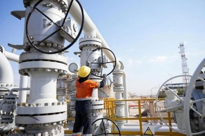 هبوط أسعار النفط لـ(97) دولاراً للبرميل عقب إعلان ترامب تأجيل الضربات ضد محطات الطاقة الإيرانية