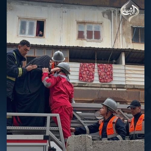 بالصور.. الدفاع المدني في كربلاء يُخلي عوائل بعد انهيار جزئي لشقق سكنية بفعل الأمطار