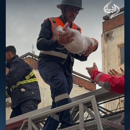 بالصور.. الدفاع المدني في كربلاء يُخلي عوائل بعد انهيار جزئي لشقق سكنية بفعل الأمطار