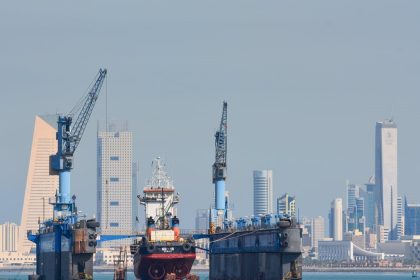 الكويت: تعرّض ميناء الشويخ لهجوم بمسيرات معادية