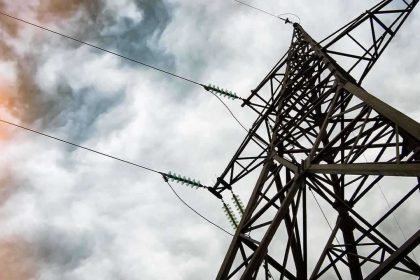 العراق يطمئن مواطنيه: مشاريع الربط الكهربائي مع دول الجوار مستمرة ولا تتأثر بالظروف الراهنة