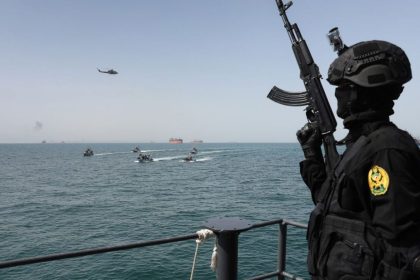 الحرس الثوري الإيراني: مضيق هرمز مغلق وأي محاولة للعبور منه ستواجه برد صارم