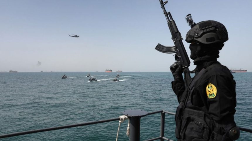 الحرس الثوري الإيراني: مضيق هرمز مغلق وأي محاولة للعبور منه ستواجه برد صارم