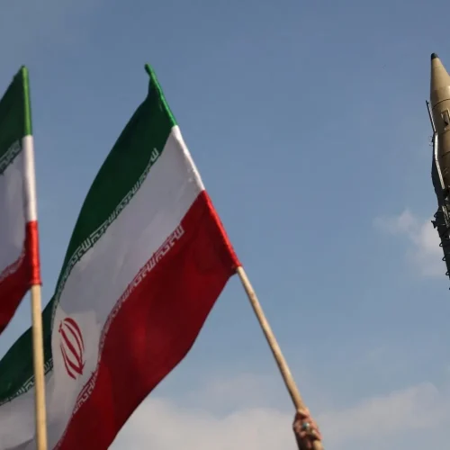 رويترز: تصاعد دعوات المتشددين في إيران لامتلاك قنبلة نووية