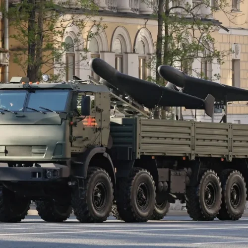 الغارديان: روسيا تستعد لتسليح إيران بطائرات انتحارية