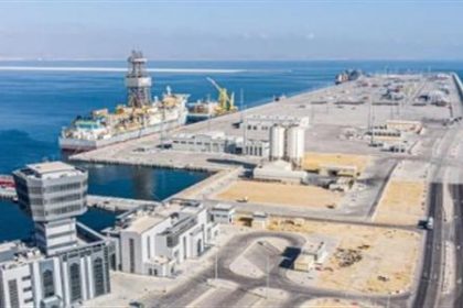 استهداف ميناء صلالة العماني بمسيرتين.. وإصابة شخص وتضرر رافعة