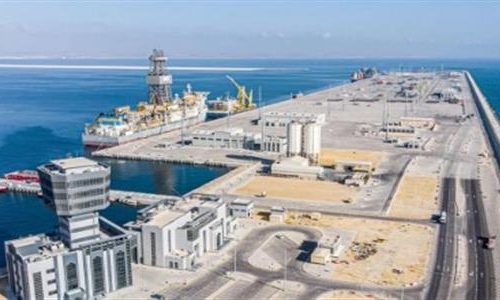 استهداف ميناء صلالة العماني بمسيرتين.. وإصابة شخص وتضرر رافعة