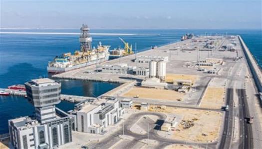 استهداف ميناء صلالة العماني بمسيرتين.. وإصابة شخص وتضرر رافعة