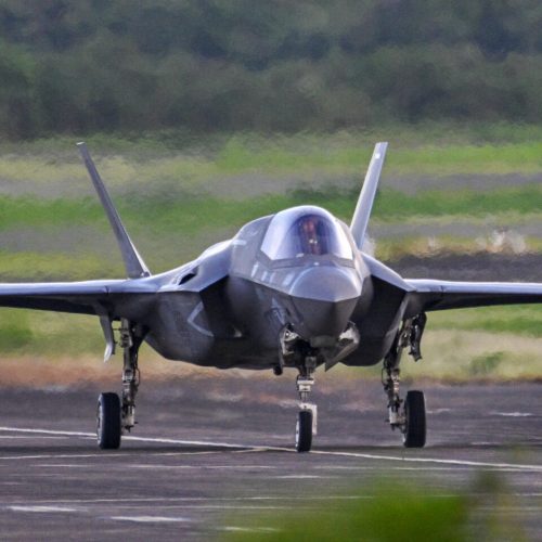 بعد حديث إيراني عن إصابتها.. القيادة الأمريكية تؤكد هبوط مقاتلة F-16 اضطراريا بإحدى القواعد