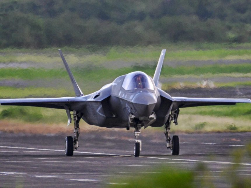 بعد حديث إيراني عن إصابتها.. القيادة الأمريكية تؤكد هبوط مقاتلة F-16 اضطراريا بإحدى القواعد