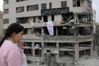 اصابة 10 اشخاص باستهداف مبنى يضم مكتب التلفزيون العربي في طهران