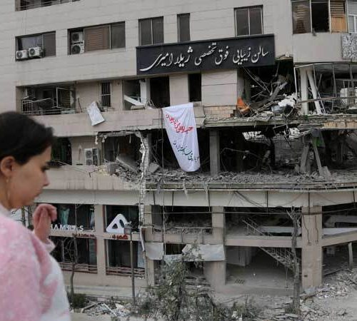 اصابة 10 اشخاص باستهداف مبنى يضم مكتب التلفزيون العربي في طهران