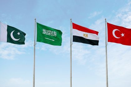 وزراء خارجية السعودية وتركيا ومصر وباكستان يؤكدون أهمية تكثيف الجهود لاحتواء الأزمة