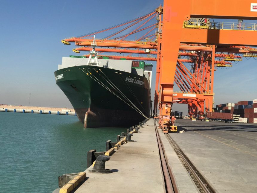 النقل: العراق مستمر في استقبال البواخر رغم التوترات الإقليمية والدولية بالمنطقة