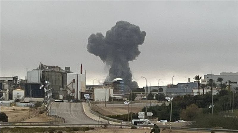 يحتوي على مواد خطيرة.. استهداف مصنع للكيماويات قرب بئر السبع بصاروخ إيراني