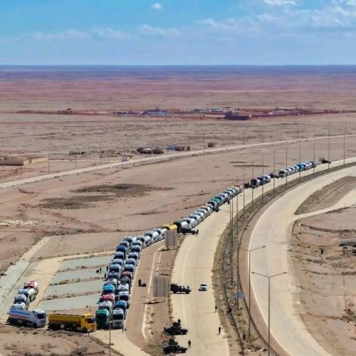 الجمارك تعلن عبور أولى شاحنات النفط باتجاه سوريا عبر منفذ الوليد الحدودي