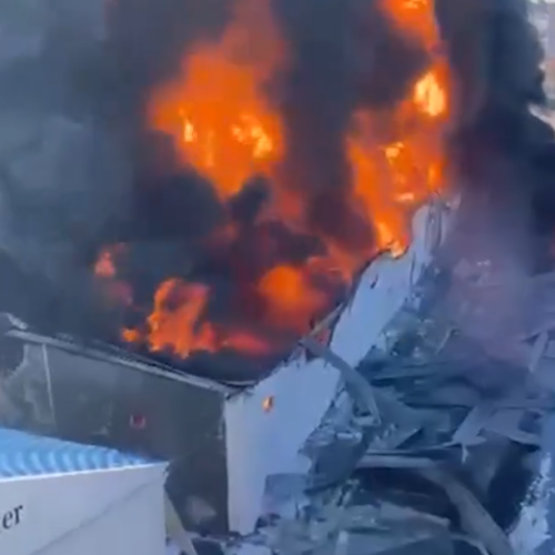 بالفيديو.. حريق كبير بمخزن زيوت في أربيل نتيجة استهدافه بطائرة مسيرة