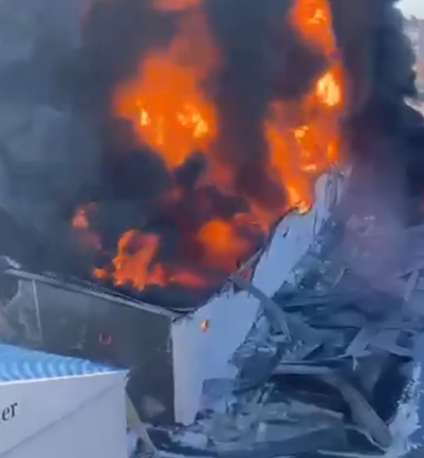 بالفيديو.. حريق كبير بمخزن زيوت في أربيل نتيجة استهدافه بطائرة مسيرة