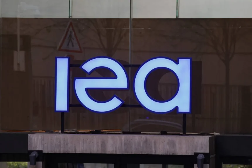 الطاقة الدولية: ندرس إمكانية السحب من الاحتياطيات النفطية مجددا للحد من تقلبات الأسواق