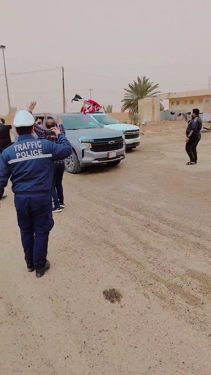 حشود جماهيرية كانت بانتظاره.. منتخبنا الوطني يصل منفذ طريبيل الحدودي بعد التأهل للمونديال