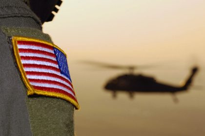 تسنيم: مروحيات أمريكية تجري عمليات بحث عن طيار أسقط الحرس الثوري طائرته في إيران