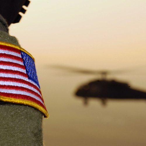 تسنيم: مروحيات أمريكية تجري عمليات بحث عن طيار أسقط الحرس الثوري طائرته في إيران