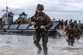 بعد الضربات الإيرانية.. الولايات المتحدة تجلي 1500 من أفراد بحريتها من قاعدة في البحرين