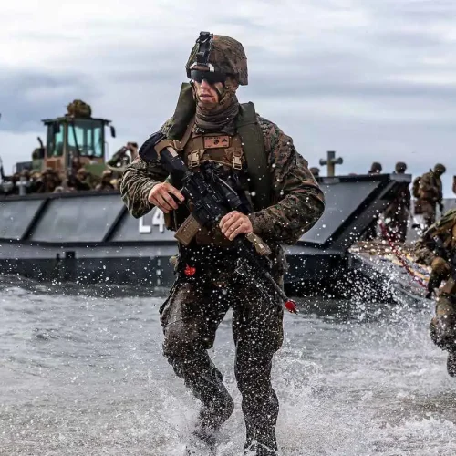 بعد الضربات الإيرانية.. الولايات المتحدة تجلي 1500 من أفراد بحريتها من قاعدة في البحرين