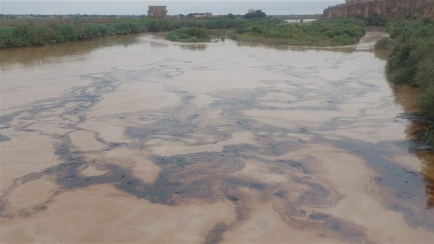 صلاح الدين.. الموارد المائية تعلن السيطرة على بقعة زيتية في نهر دجلة