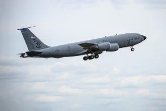 طائرة تزويد وقود أمريكية تهبط اضطراريا في تل أبيب بعد إرسالها إشارة استغاثة