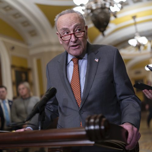 زعيم الديمقراطيين يفتح النار على ترامب: ينفق مبالغ هائلة على حروب لا تنتهي