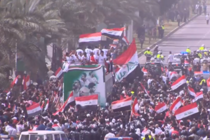 انطلاق الحافلة المكشوفة الخاصة بنقل لاعبي المنتخب الوطني وسط بغداد