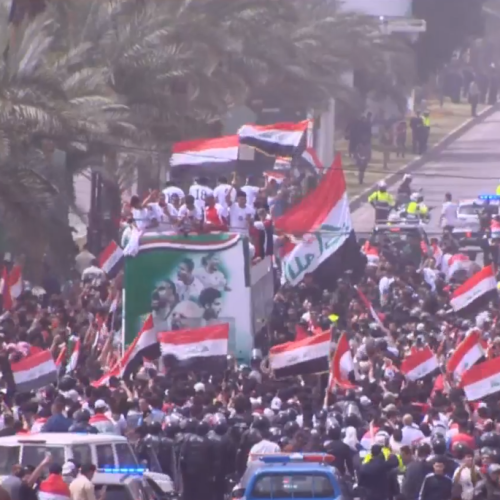 انطلاق الحافلة المكشوفة الخاصة بنقل لاعبي المنتخب الوطني وسط بغداد