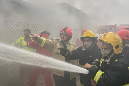 إخماد حريق اندلع بمخزن تابع لشركة نفطية بعد سقوط طائرة مسيرة في البصرة