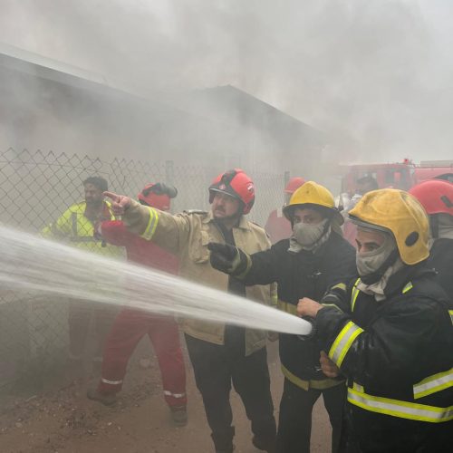 إخماد حريق اندلع بمخزن تابع لشركة نفطية بعد سقوط طائرة مسيرة في البصرة