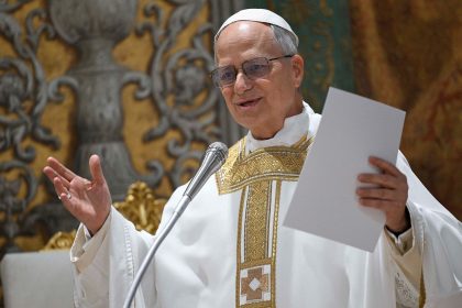 بابا الفاتيكان: فليضع من لديهم أسلحة أسلحتهم ودعونا نتخلى عن كل رغبة في الصراع