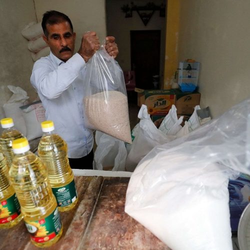 العمل تنفي إيقاف الحصة التموينية عن مستفيدي الرعاية الاجتماعية