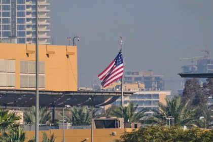 السفارة الامريكية ببغداد تدعو مواطنيها لمغادرة العراق برًا وتنصح بعدم السفر عبر الاجواء