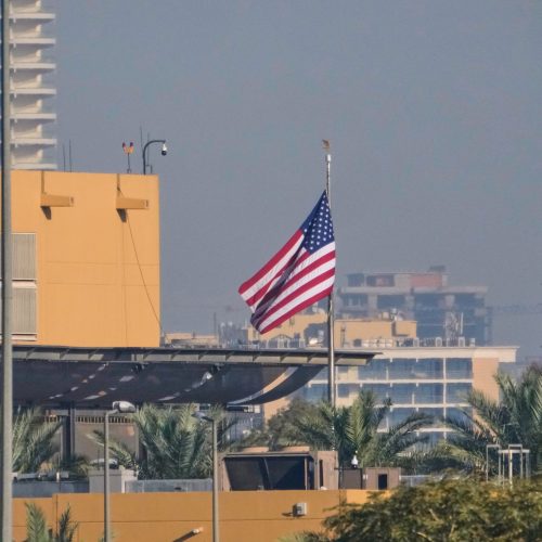 السفارة الامريكية ببغداد تدعو مواطنيها لمغادرة العراق برًا وتنصح بعدم السفر عبر الاجواء