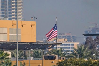 السفارة الأمريكية: جماعات مدعومة من إيران نفذت هجمات بالمسيرات قرب مقر السفارة ومطار بغداد