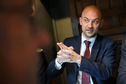 ‏وزير خارجية فرنسا: على إيران التخلي عن خطط امتلاك أسلحة نووية وفتح مضيق هرمز