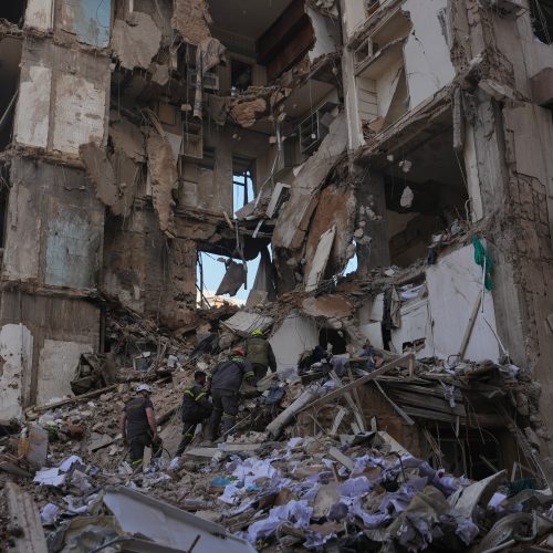 الصحة اللبنانية: 303 شهداء و1150 مصابا حصيلة غير نهائية للغارات الإسرائيلية أمس